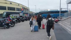 Viajeros�en la estaci�n de tren de A Coru�a se disponen a subir a los autobuses puestos a disposici�n de Renfe