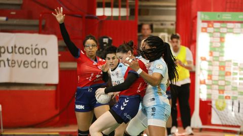 Jugadoras de Guard�s y Porri�o, durante el derbi de la primera vuelta.