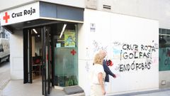 Pintadas en la sede de Cruz Roja, en una imagen tomada el martes por la ma&ntilde;ana