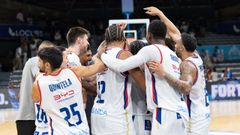 Los jugadores del Monbus Obradoiro celebran la victoria en Andorra