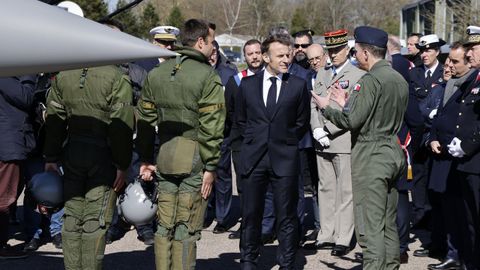 El presidente franc�s Emmanuel Macron, junto a varios miembros del Ej�rcito.