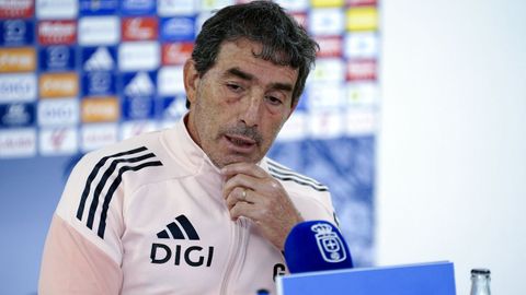 El t�cnico del Real Oviedo, el uruguayo Guillermo Almada, da una rueda de prensa en El Requex�n este mi�rcoles, antes del �ltimo entrenamiento previo al partido de este jueves ante el Villarreal en el estadio Carlos Tartiere