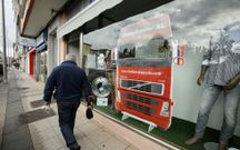 La parte frontal de un cami�n ocupa el escaparate de Bolboreta. 