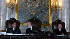 El magistrado Mart�nez Arrieta, primero por la izquierda, fue el ponente de la sentencia
