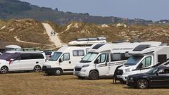 Autocaravanas en el aparcamiento de la playa de San Xurxo en Ferrol.