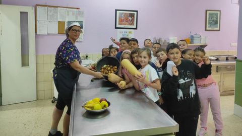 Alumnos del centro con hortalizas cultivadas en el huerto escolar