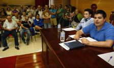 El concejal de Econom�a e Facenda, Xurxo Charl�n -en primer plano- durante un pleno. 