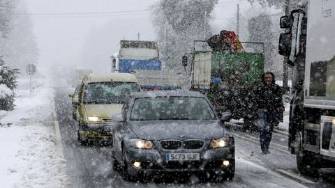 La nieve dificulta la circulacin en la N-640 a la altura del kilmetro 85 provocando grandes retenciones. 