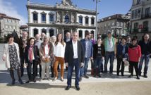 La candidatura del PSOE de Pontevedra casi al completo se hizo la foto en la plaza de Espa�a. 
