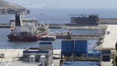 Un barco para el complejo de Masol en el puerto exterior 