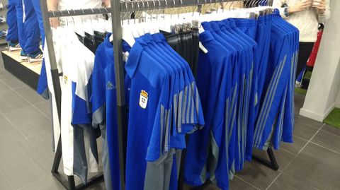 Christian Fernndez acudi a la inauguracin de la nueva Tienda Oficial del Real Oviedo