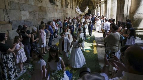 Celebracin del Corpus en Ourense. Alfombras florales en el claustro barrroco de Celanova con los nios y nias que hicieron la primera comunin.