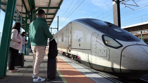El AVE a Madrid en la estaci�n de Vilagarc�a�en una imagen de archivo.