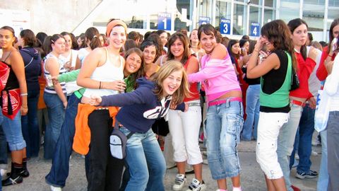 Fans de El Canto del Loco a las puertas del Coliseum en el 2004