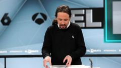 Pablo Iglesias prepara sus papeles durante el debate