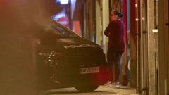 Una amiga de madre del beb�, en la noche del mi�rcoles, delante del edificio en el que resid�an los detenidos y donde tuvieron un altercado con otros vecinos