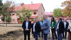 Imagen de archivo del conselleiro Rom�n Rodr�guez y el alcalde Luis Menor�visitando el terreno cedido por el Concello de O Pereiro de Aguiar.
