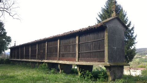 El horreo del Pazo da Mota destaca por sus diez claros (huecos entre pies)