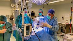 Sesin clnica sobre el uso del nuevo aparato en la ciruga de tiroides.