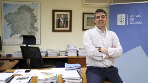 El director de Augas de Galicia, Roi Fern�ndez, el jueves en su despacho en Santiago. 