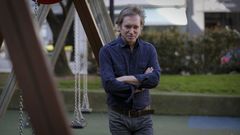 El autor Celso Castro, autor de la novela �las brujas�, en el 2017, en un parque infantil de A Coru�a