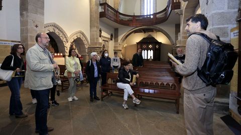 Visita a la muestra de los 350 aos de la Ofrenda al Reino de Galicia en la iglesia de San Pedro, dentro de la Secal