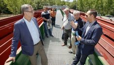 El alcalde atiende las explicaciones de Nicol�s Ramos, de la empresa Dema�n. 