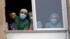 Sanitarios en una ventana del Hospital Provincial de Pontevedra