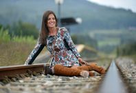 Maite, en su �ltimo post, en la v�a del tren, donde empez� su viaje por la Red. 