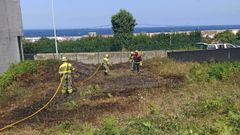 Incendio en una parcela de Arcadio Pardi�as