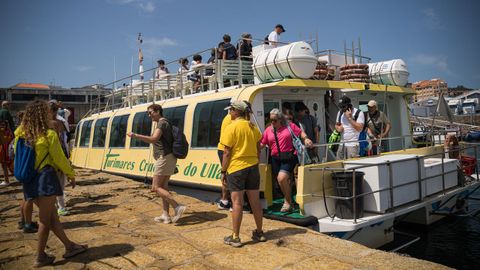 Pasajeros de Cruceros del Ulla en el puerto de Ribeira, a su regreso de una visita a Sálvora hace unos días.