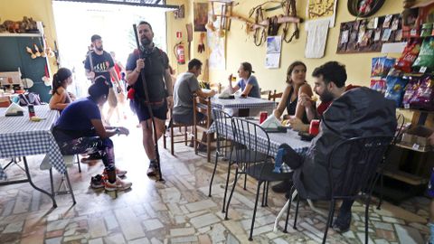 Peregrinos haciendo el camino de Santiago recalan en el caf bar Oasis en Barosa, Barro
