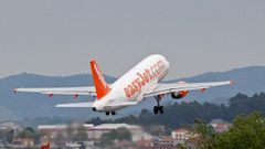 Un avi�n de Easy Jet despegando en Alvedro.