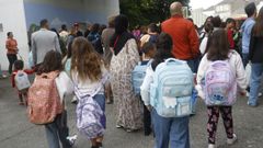En la imagen, alumnado del CEIP Cruceiro de Canido entando al colegio durante la vuelta a las clases.