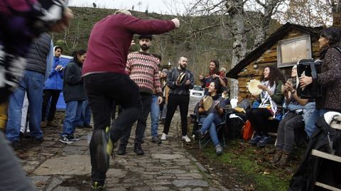 Ambiente festivo en el pueblo de Froxn durante la Festa da Pisa da Castaa