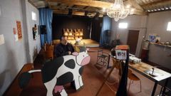 Penabade, actor de teatro, radio, televisi�n e cine, transformou en teatro unha antiga corte en Cabanas