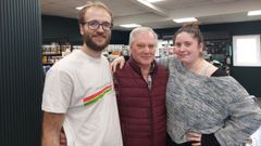 Marcos �lvarez, propietario del negocio, flanqueado por los madrile�os Leila Castillo e Iago Garc�a, en la tienda