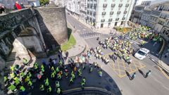 Manifestantes entrando en la Muralla de Lugo