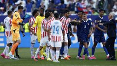 Los jugadores de Paraguay y de Francia enfrentados durante el encuentro de octavos de final