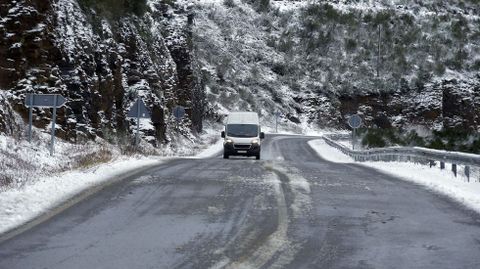 Una furgoneta baja del Alto do Boi hacia Folgoso por la carretera LU-651 a �ltima hora de la ma�ana de este viernes