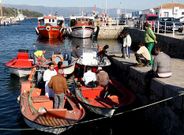 Inspectores de Capitan�a realizando mediciones en algunas embarcaciones de A Illa.