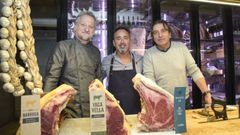 Xosé Cannas, Leo Cao y José Portas con los tipos de carne que se servirán en la primera jornada
