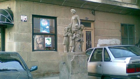 La escultura sobre la fuente en el barrio de Bouzas