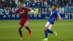 Zapater y Aar�n luchan por un bal�n