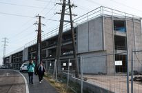 La estructura de hormig�n ocupa la totalidad de una parcela en la carretera de Puxeiros a Peinador. 