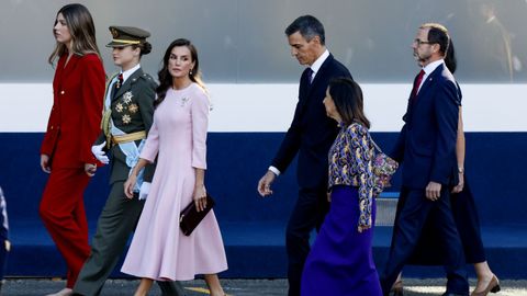 La infanta Sof�a, la princesa Leonor, la reina Letizia, el Presidente del Gobierno, Pedro S�nchez, y la ministra de Defensa, Margarita Robles, durante el tradicional desfile militar por las calles del centro de Madrid
