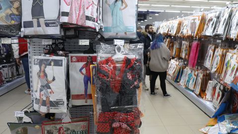 Los pasillos de Novo Center, en Santiago, repletos de alternativas para estas fiestas.
