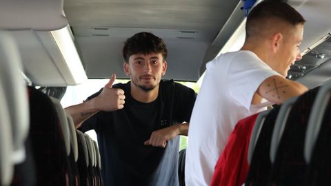 Bruno Rielo y �lvaro Bastida se acomodan en el autob�s de los ourensanistas