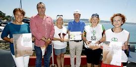 Los hosteleros entregaron ayer a las responsables de la asociaci�n los folletos que repartir�n. 