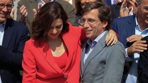 Isabel Díaz Ayuso y José Luis Martínez-Almeida, en la presentación de sus candidaturas para el 28 de mayo